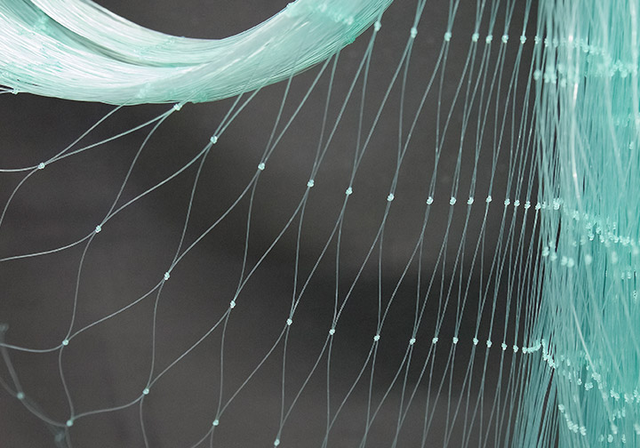 Rede de pesca de monofilamento transparente esticada.