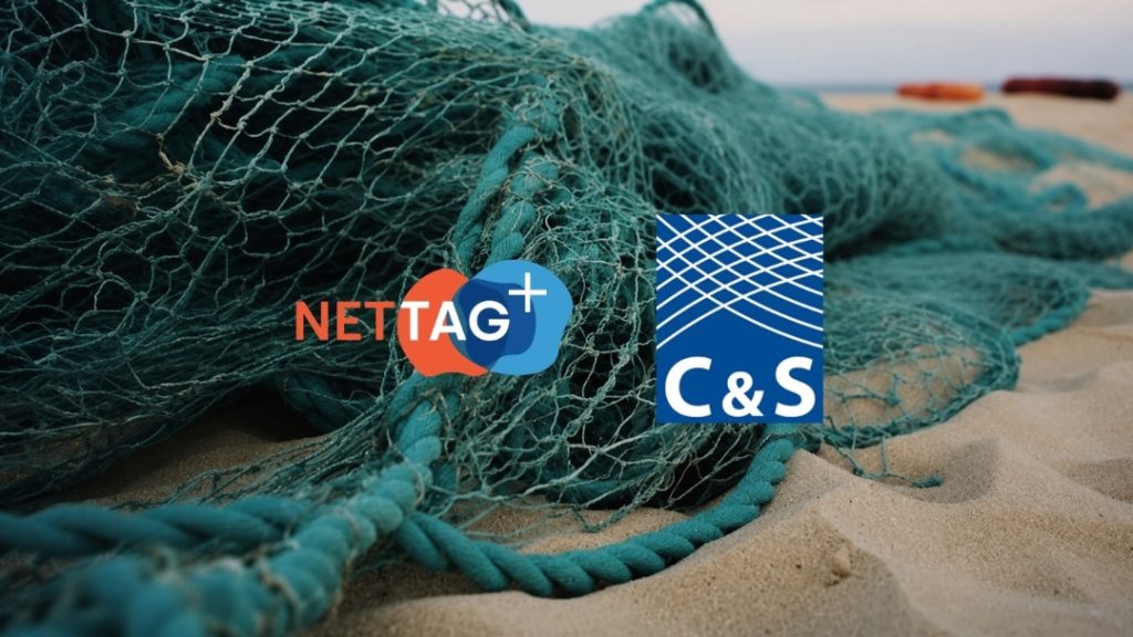 Redes de pesca na areia com os logótipos da Cadilhe & Santos e do projeto NETTAG+